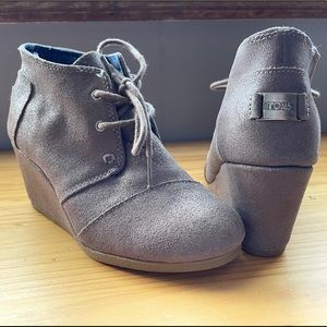 EUC Girls TOMS boots